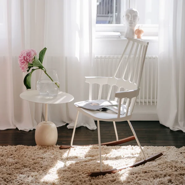 Weisser Schaukelstuhl Comeback von Kartell im Wohnzimmer von Bloggerin Munich with us