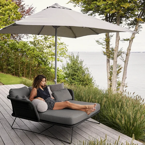 Das grosszügige Horizon Daybed Outdoor von Cane-line hat Platz für die ganze Familie