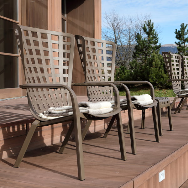 Mehrere Folio Outdoor-Sessel von Nardi auf einer Holz-Terrasse