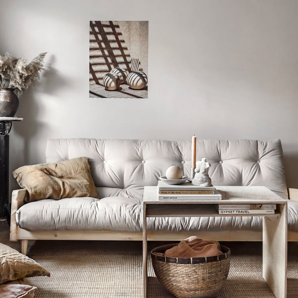 Das Indie Schlafsofa von Karup Design als Sofa in einem natürlich eingerichteten Raum