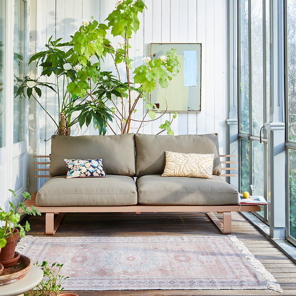 Das wetterfeste Aluminium Outdoor Lounge Sofa von HKliving im hellen Wohnzimmer
