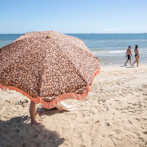 Der DORIS Vintage Sonnenschirm von HKliving am Strand