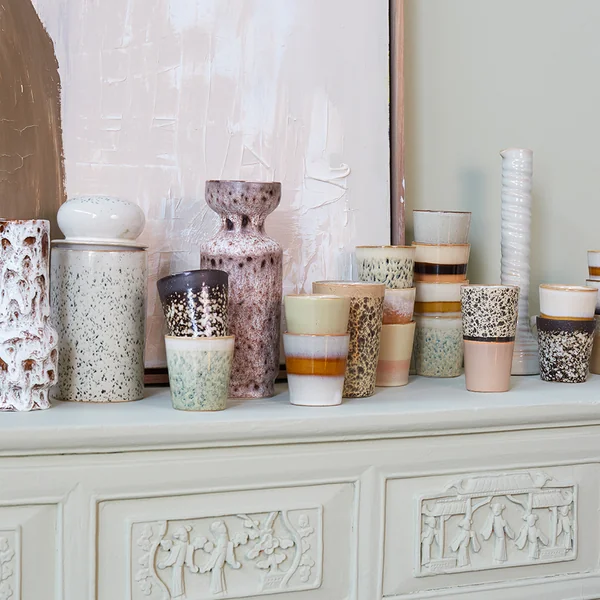 Die handgefertigten 70's Kaffee Tassen & Becher von HKliving auf einer Kommode