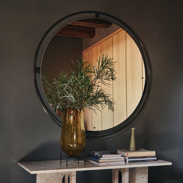 Der Nimbus Spiegel im Flur in Kombination mit der Echasse Vase von Audo