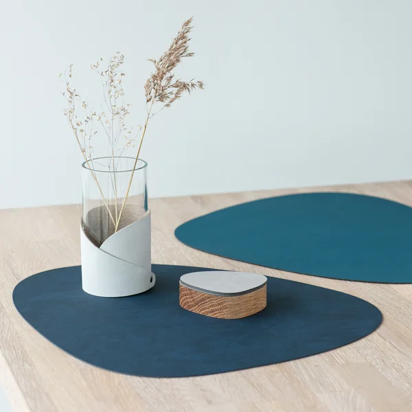 Tischset Curve L in Nupo midnight blue und Fold Vase von Lind DNA