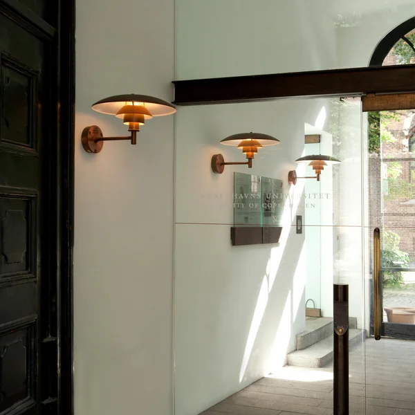 Die PH Wandleuchte Outdoor im Foyer
