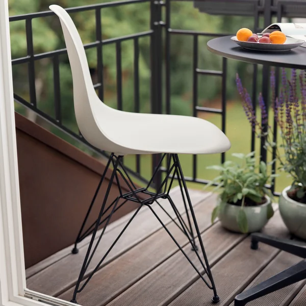 Der Eames Plastic Chair weisse Schale