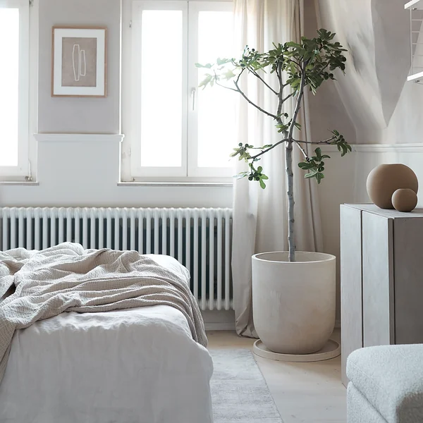 Der Collection Übertopf mit Untersetzer in hellgrau und die Cocoon Tagesdecke zu Hause bei tasselsandfringes