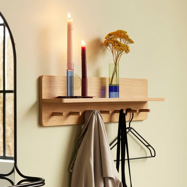 Praktische Ablage mit Kleiderhaken