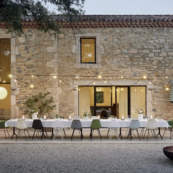 Vitra - Homestories for Spring 2022 - lange Tafel - Stühle