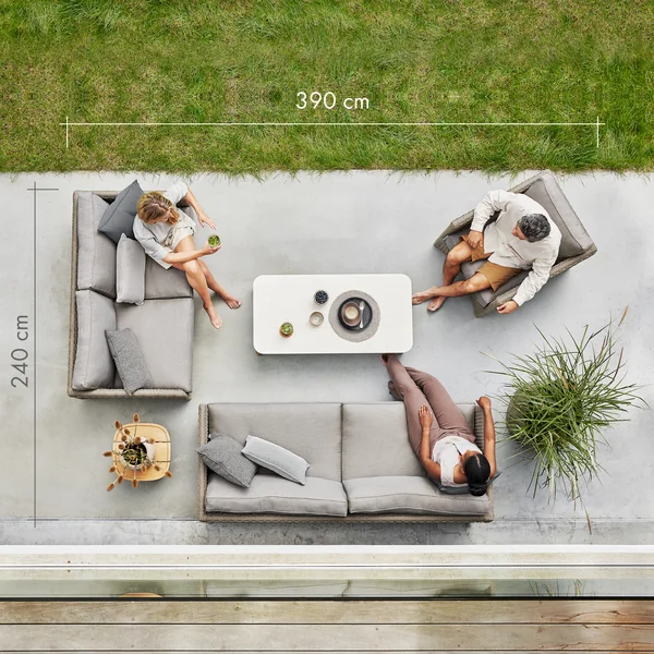 kleine Terrasse mit Loungebereich