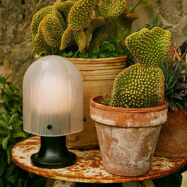 Seine Tischleuchte LED Outdoor von Gubi in der Ausführung Messing antik / frosted Glas