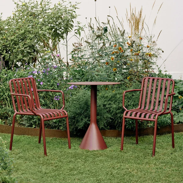 Palissade Armlehnenstuhl, iron red von HAY